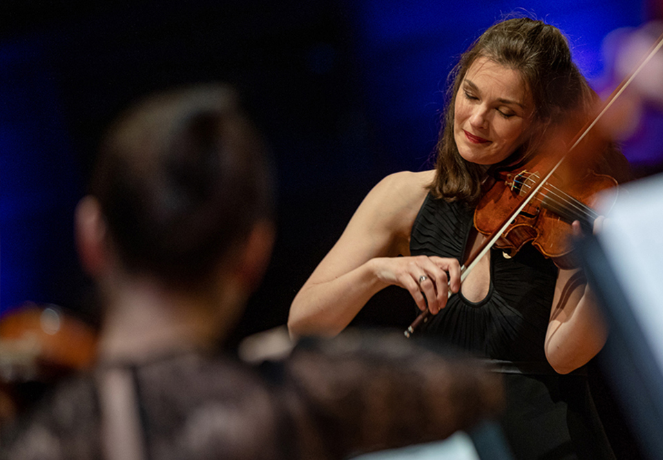 Woman playing the violin. Photo.