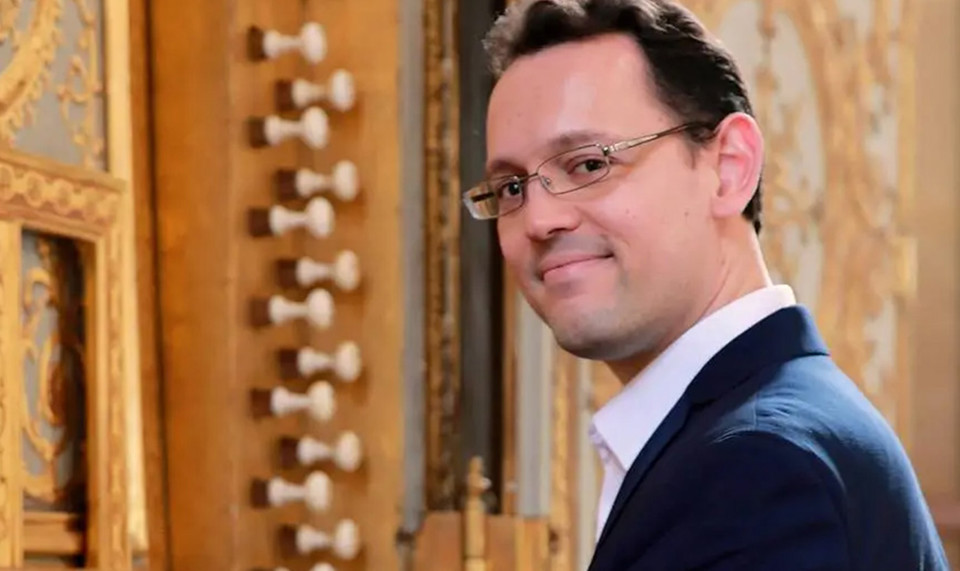 Man vid orgel. Fotografi.