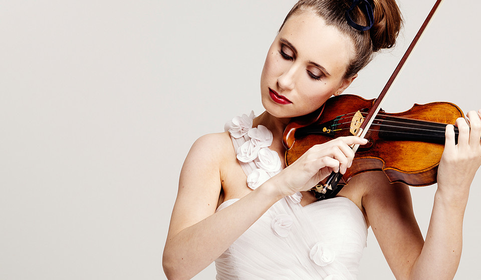Violinist som lutar huvudet mot fiolen. Vacker vit klänning. Jennifer Pike. Fotografi.