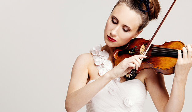 Phot of the violinist Jennifer Pike