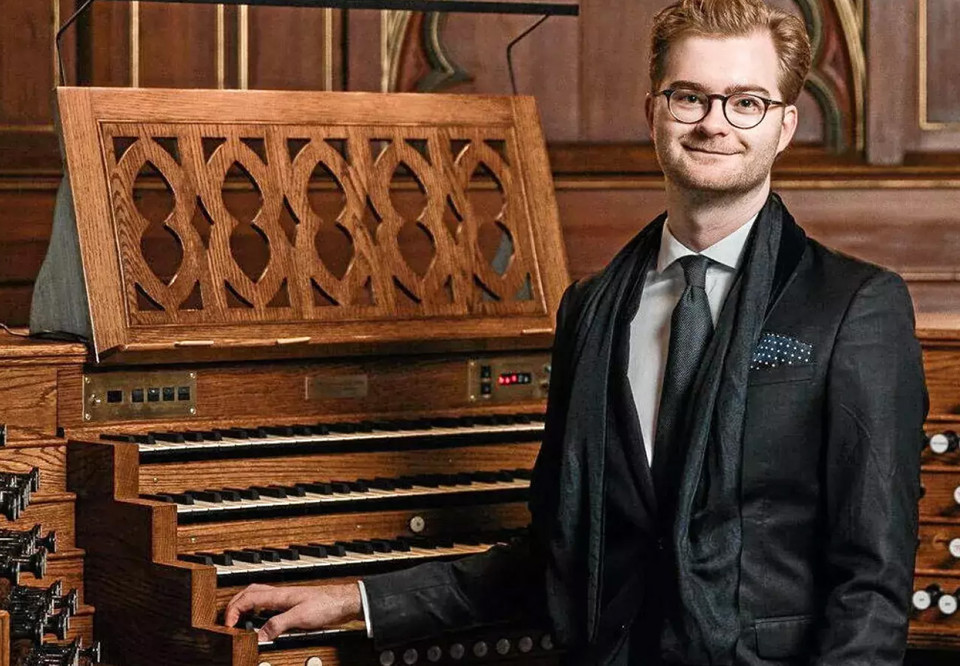 Man vid orgel. Fotografi.