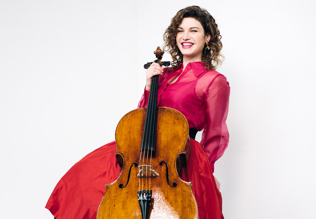 Kvinna med cello. Fotografi.