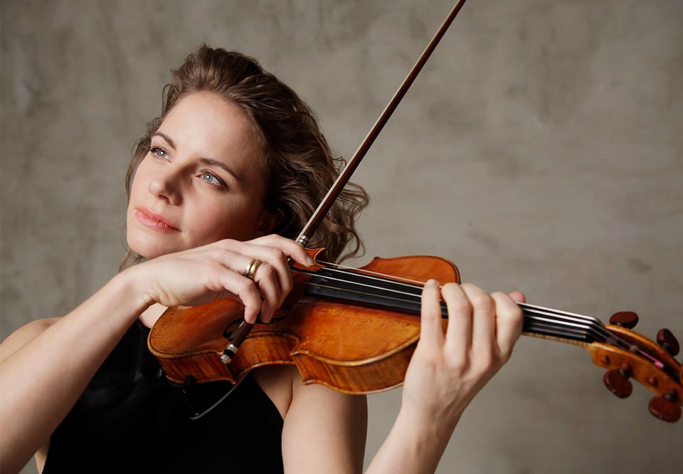 Kvinna som spelar violin. Fotografi.