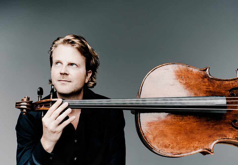 Man som spelar cello. Fotografi.