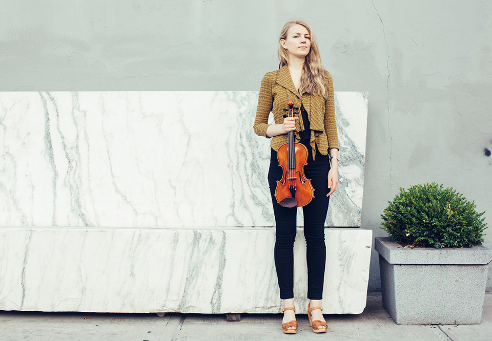 Young woman with a violin. Photo.