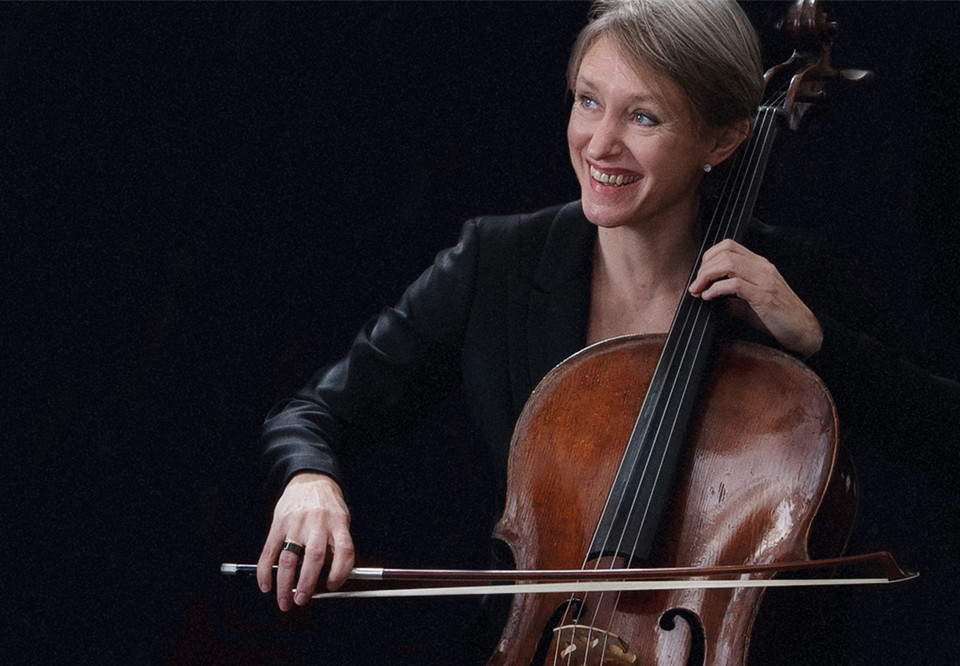 Kvinna som spelar cello.