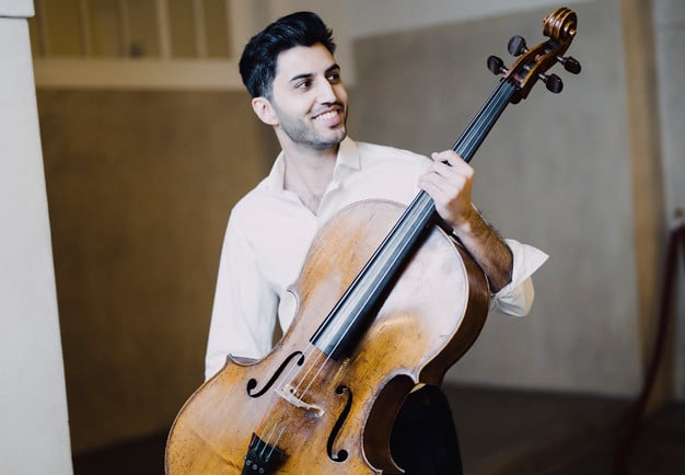 Man med cello. Fotografi.