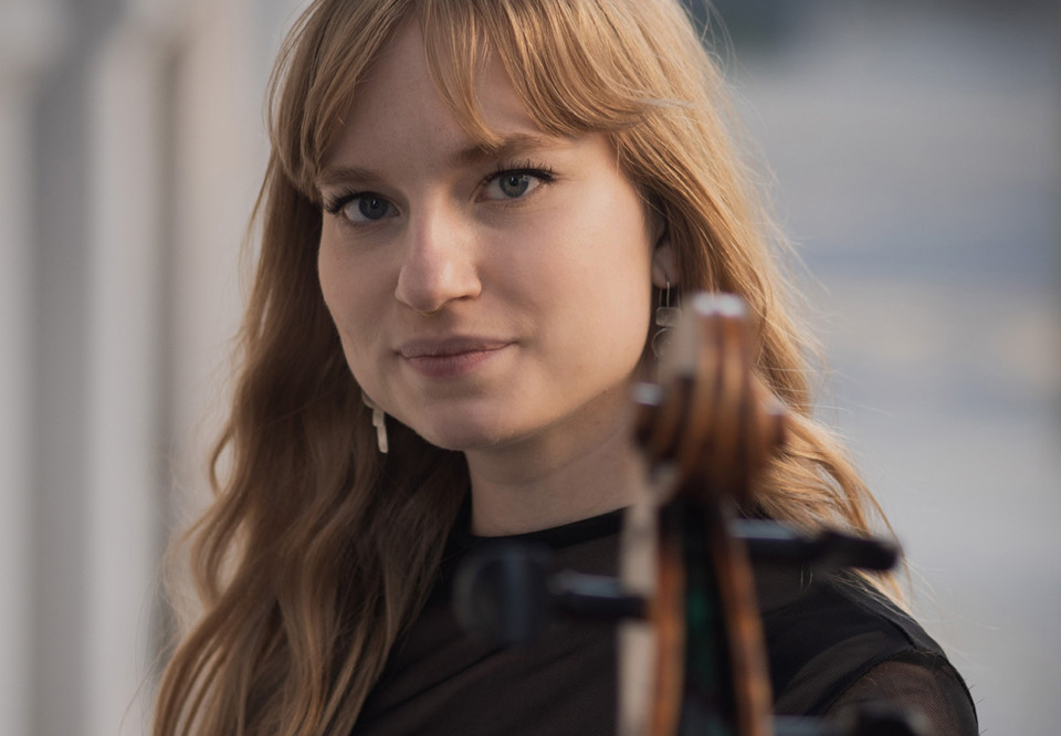 Kvinna som spelar cello. Fotografi.