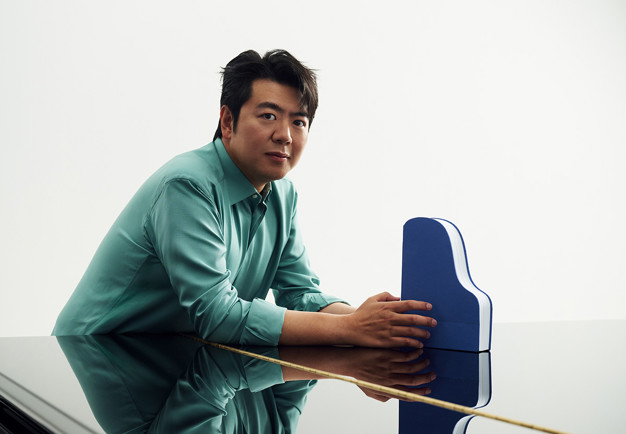 Man mot grön bakgrund. Fotografi.