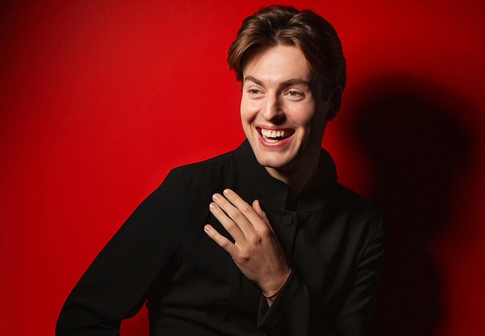 Närbild på glad kille. Fotografi.