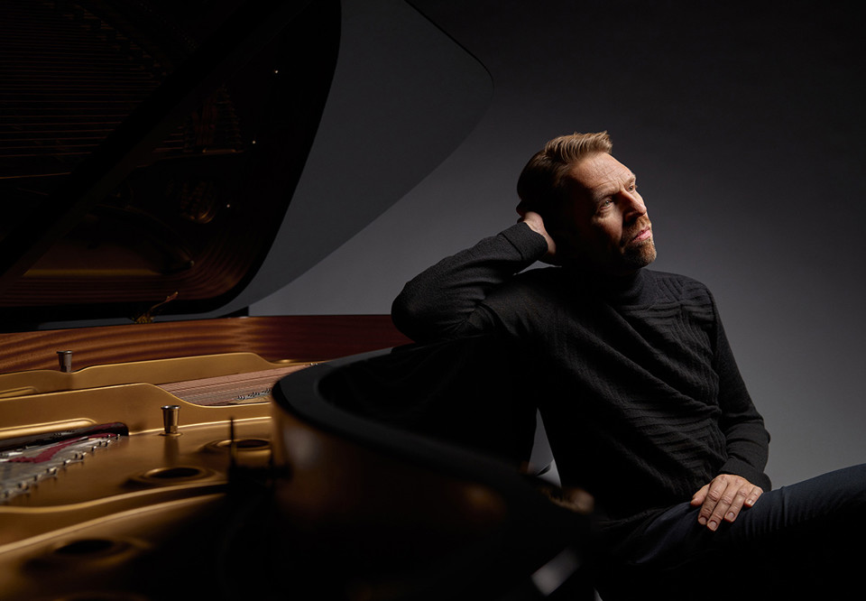 Man vid piano. Foto