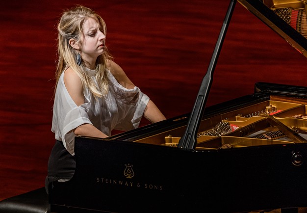 Kvinna som spelar piano.