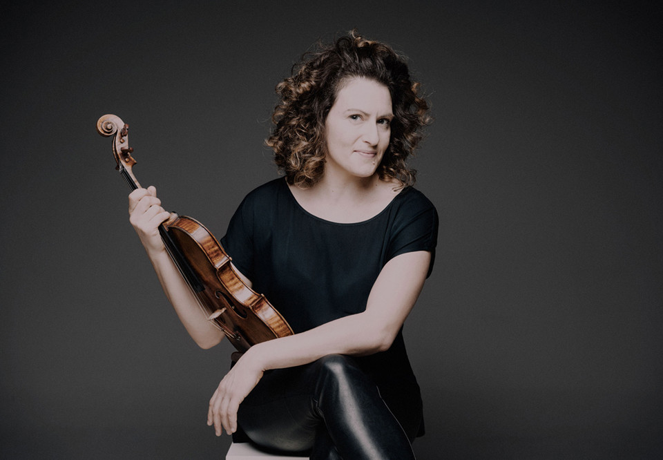 Kvinna med fiol. Fotografi.