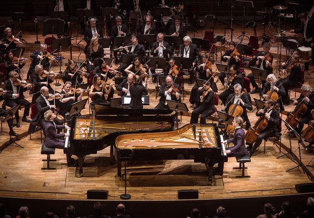 Man som spelar piano. Fotografi.