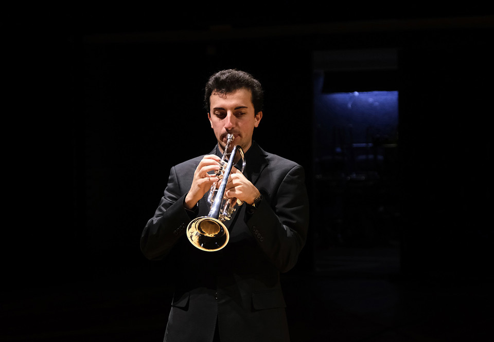 Man som spelar trumpet. Fotografi.