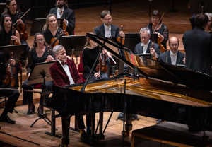 Man som spelar piano. Fotografi.