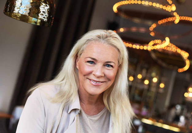 Närbild på leende kvinna. Fotografi.