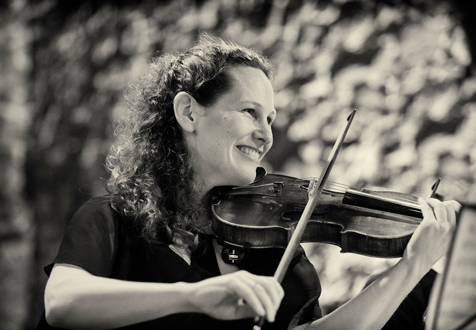 Kvinna som spelar violin