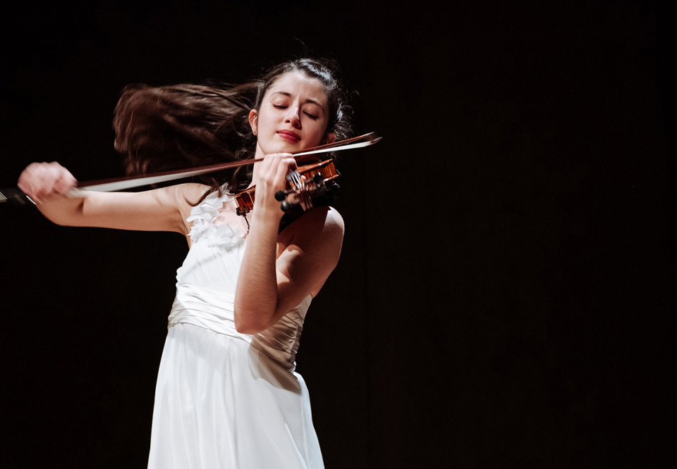 Kvinna som spelar violin. Fotografi