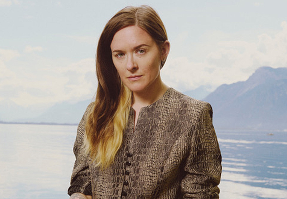 Närbild av kvinna framför vatten. Foto.