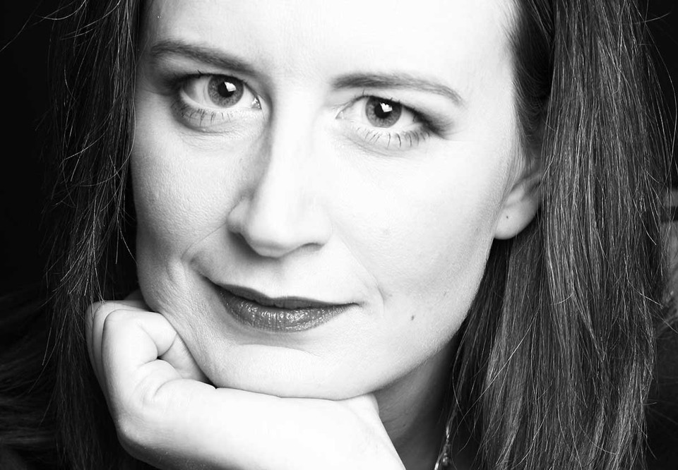 Porträttfotografi av Mria Sanner. Svartvitt