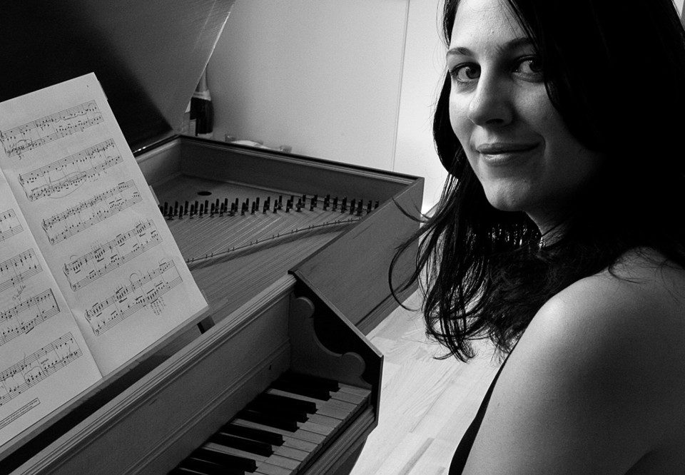 Mariangiola sitter vid sitt piano. Svartvit bild. Fotografi.