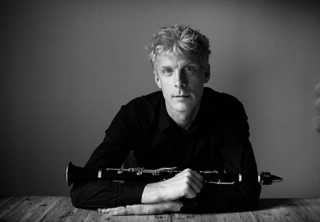 Martin Fröst står med sin klarinett. porträttfotografi.