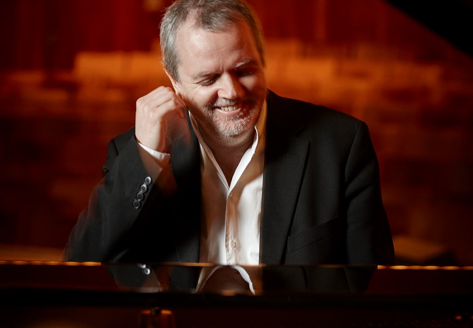Man vid piano. Fotografi.