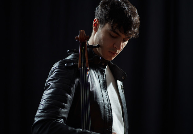 Man som spelar cello. Fotografi.
