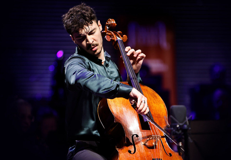 Man som spelar cello. Fotografi.