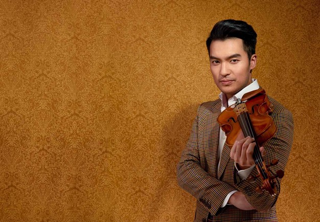 Man som håller i en violin