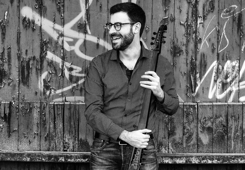 Man som står mot en vägg. Fotografi.