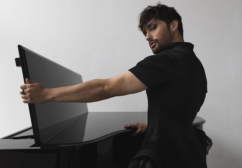 Man vid piano. Fotogrfi.