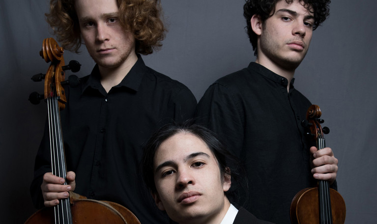 Trio med instrument. Fotografi.