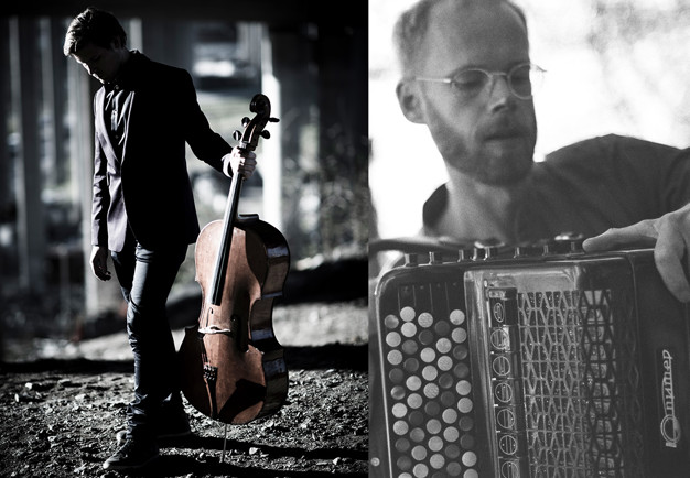 TVå män, en håller i en cello och en i ett dragspel. Fotografi.