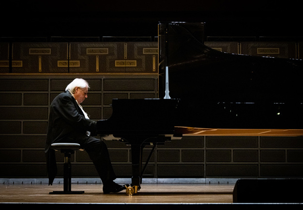 Man som spelar piano. Fotografi.