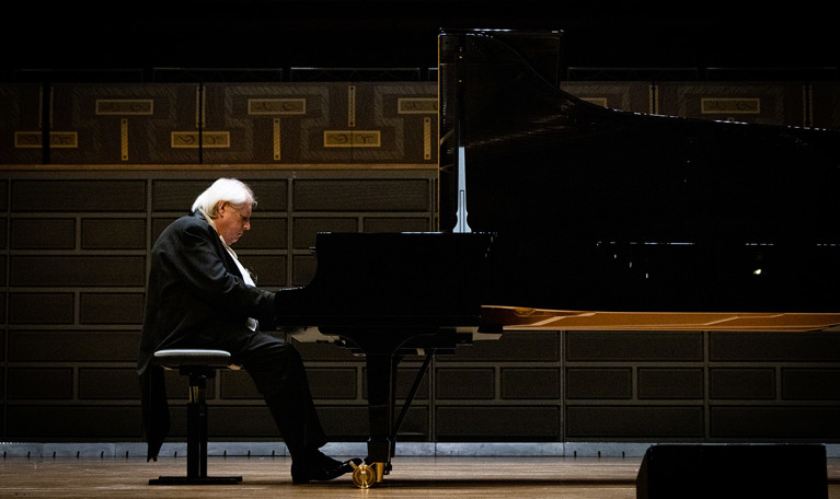 Man som spelar piano. Fotografi