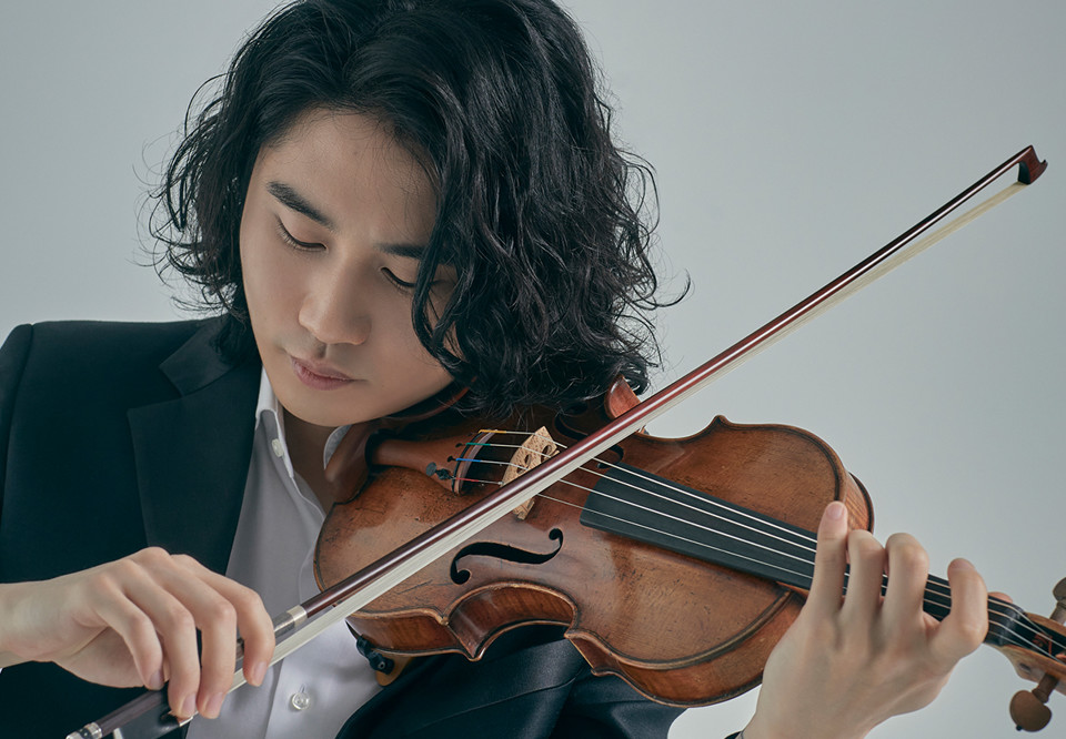 Man som spelar violin. Fotografi.