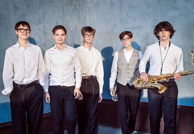 Ungdomar med sina instrument. Fotografi.