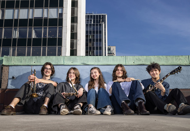 Grupp med ungdomar som ler. Fotografi.