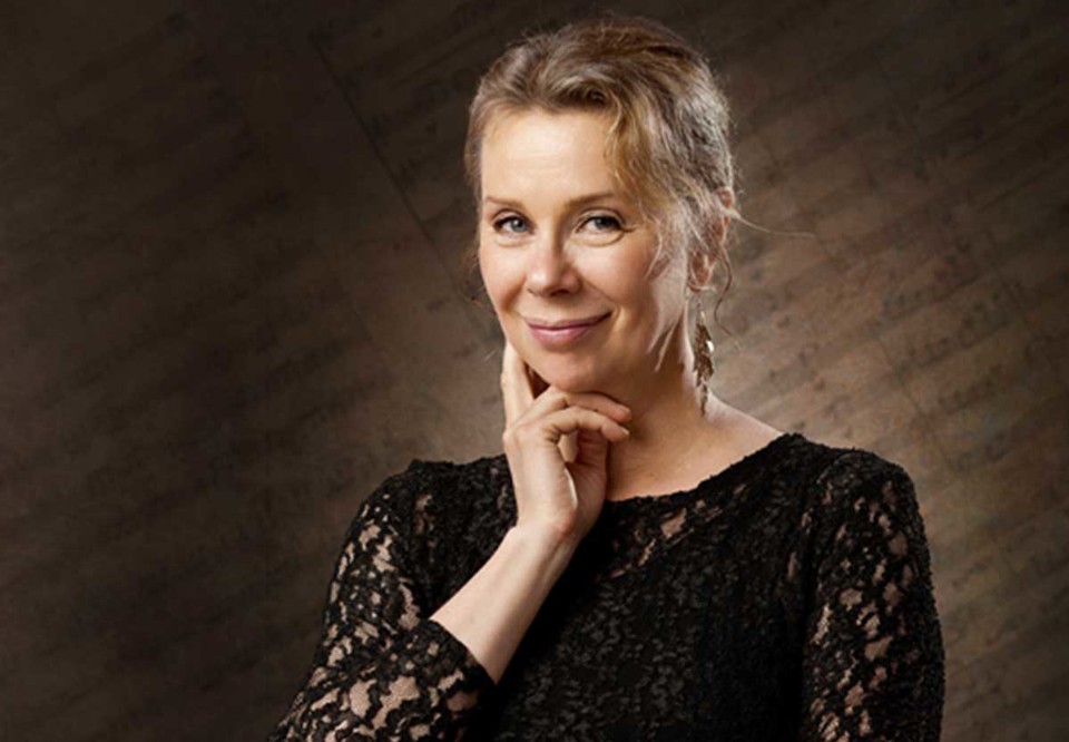 Ann Sofi Söderqvist ler och ser in i kameran. Fotografi.