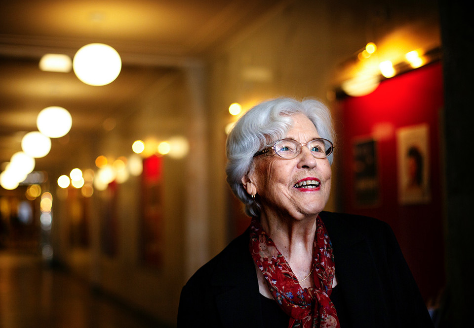 Äldre leende dam. Fotografi.