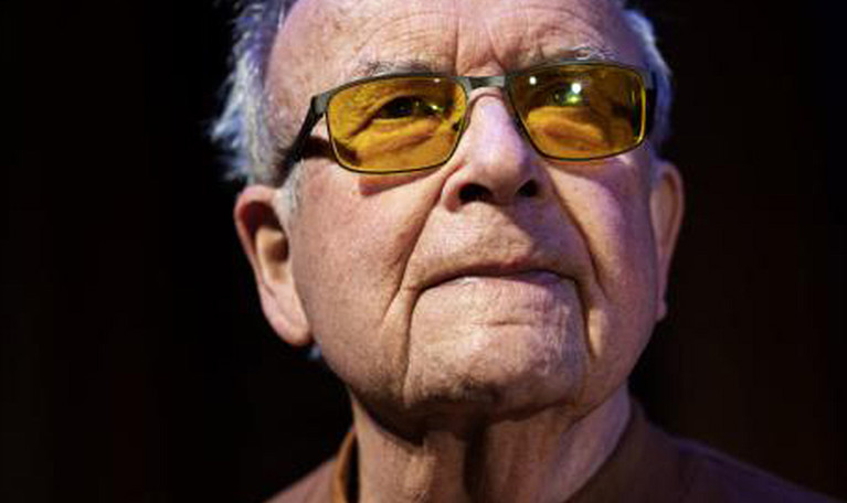 Närbild på äldre man. Fotografi.