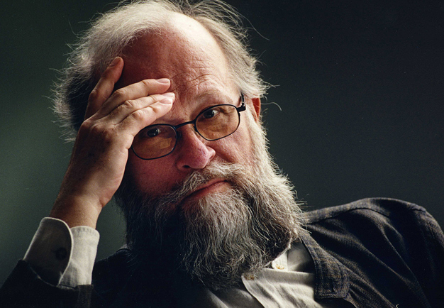 Close-up of the composer Daniel Börtz, leaning his head onto his lifted right hand. Photography.