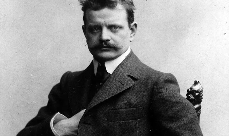 Black and white portrait photo of Jean Sibelius.