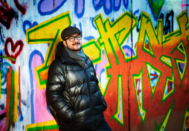 Man mot graffitivägg. 