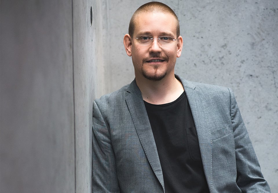 Man leaning against a wall. Photo.