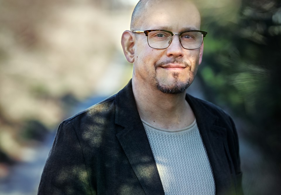 Man som tittar upp. Fotografi.